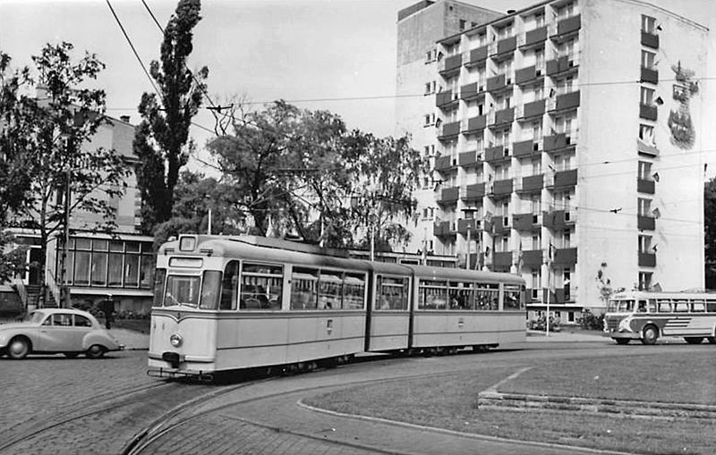 File:Bundesarchiv Bild 183-C0706-0004-001, Rostock, Bahnhofshotel, Straßenbahn.jpg