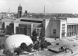 Deutsche Sporthalle in schräger Draufsicht, 1964