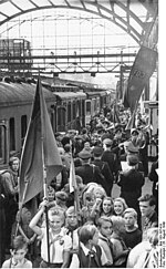 Thumbnail for File:Bundesarchiv Bild 183-S87419, Berlin, Rückkehr vom Ferienlager.jpg