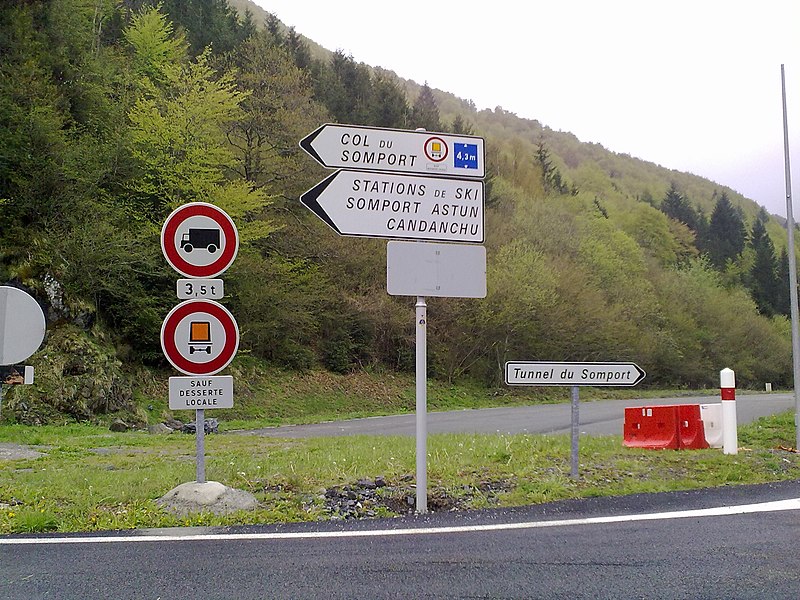 File:Carrefour entre la route vers le tunnel et le col du Somport vue 2.jpg