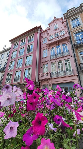 File:Casas rosas de Porto con flores rosas.jpg