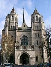 Façade de la cathédrale Saint-Bénigne vue de face