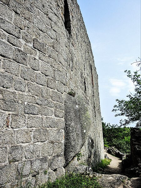 File:Château d'Andlau. Pied de la grand muraille est.jpg