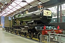 Die erste Lokomotive der Baureihe, die 4073 Caerphilly Castle, ausgestellt mit Cheltenham-Flyer-Namensschild im Great-Western-Railway-Museum in Swindon.