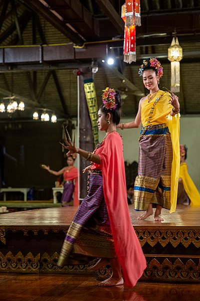 File:Chiang Mai. Benjarong Khantoke. Traditional Thai dance. 2016-10-14 20-25-54.jpg