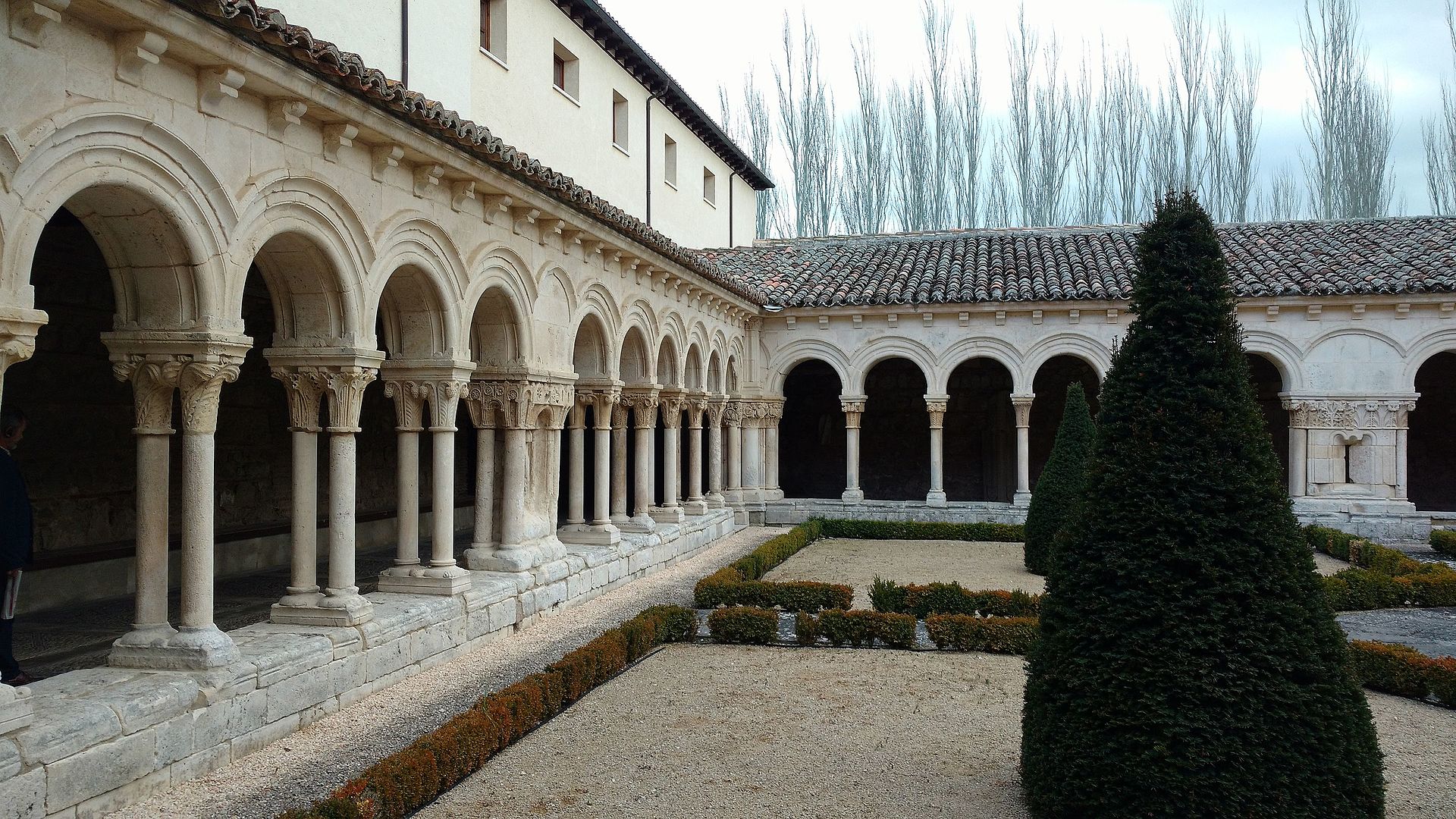 1920px-Claustro_del_monasterio_Santa_Mar%C3%ADa_la_Real_de_las_Huelgas%2C_Burgos.jpg