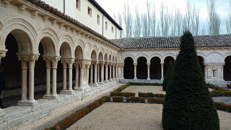 Archivo:Claustro del monasterio Santa María la Real de las Huelgas, Burgos.jpg