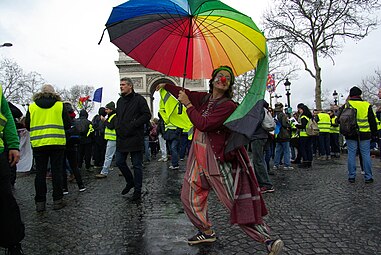 Manifestante en clown. Photo déjà utilisée sur Mouvement des Gilets jaunes.