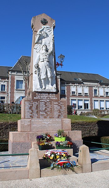 File:Combles Monument aux morts 1.jpg