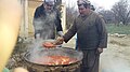 अफगानिस्तान में घर पर गोभी पकाते हुये