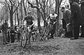 Cyclo-cross Katerkoers 1969 winnaar Cor Rutgers (links) passeert Joop Zoetemel, Bestanddeelnr 921-9833.jpg