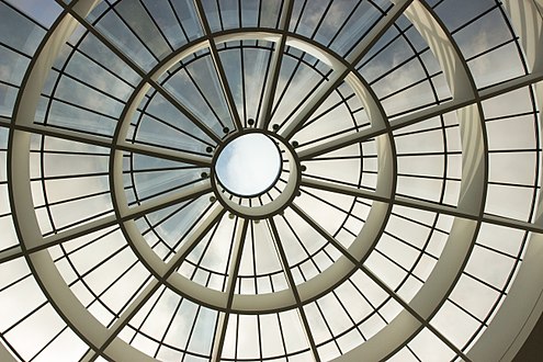 Hilarmont: Gläserne Dachkonstruktion der Pinakothek der Moderne in München