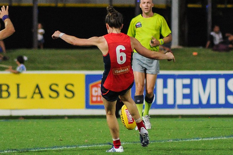 File:Daisy Pearce kicking.jpg