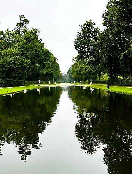 File:De Haar Castle - grounds 18.jpg