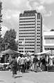 De lokale markt op de Binnenrotte in 1984 met de nieuwe toren die volledig af is.