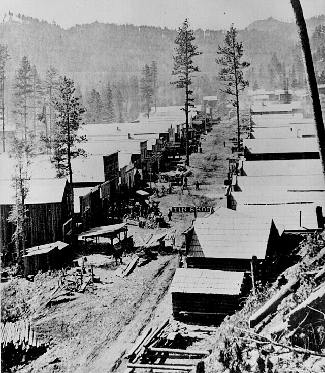 Photographie d'une rue de Deadwood en 1876.