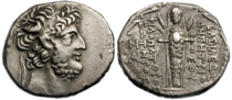 III. Démétriosz pénzérméje. A feliraton a Theosz Philopatór jelző olvasható. Az érme hátoldalán az elfátyolozott, haltestű, árpát és virágot tartó Atargatisz istennő képmása látható.