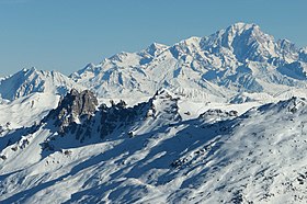 Vue de la dent de Burgin à gauche et du sommet de la Saulire au centre, au premier plan, avec le mont Blanc en arrière-plan.