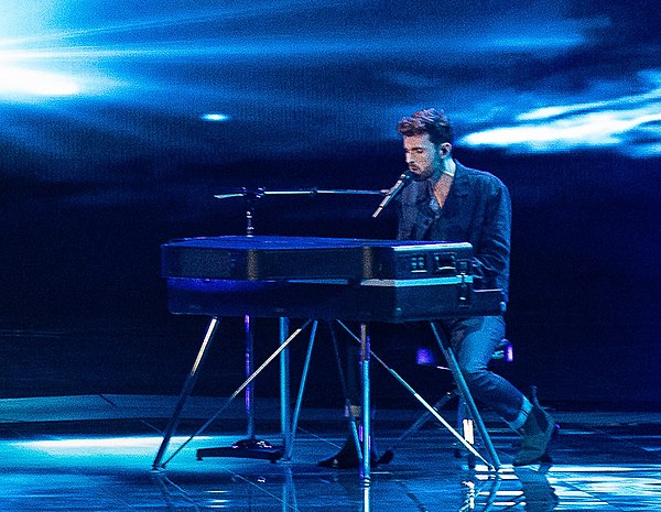 Laurence performing "Arcade" during the second semi-final of the Eurovision Song Contest 2019.