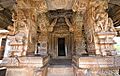 Le porche et son ensemble sculpté. Vue sur la porte du mandapa, et au-delà sur la porte du sanctuaire, garbha griha