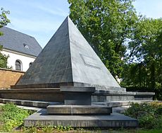 Eberstein-Grabpyramide südlich der Gedächtniskirche