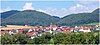 Blick von Südosten über Kleinern im Wesebachtal hinweg zum Elmsberg (links)