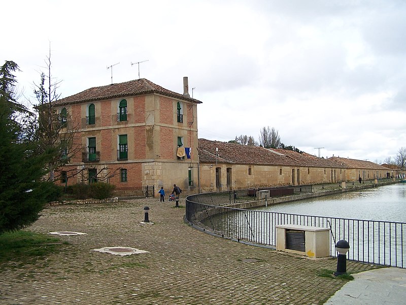 File:Edificio en la dársena del Canal de Castilla - panoramio.jpg