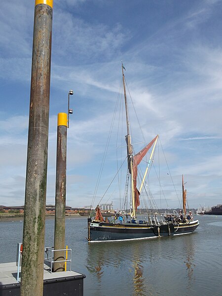 File:Edith May Thames Barge coming toward Sun Pier Chatham.JPG