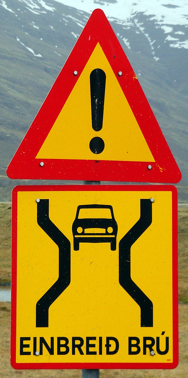 Road sign for a single-lane bridge in Iceland