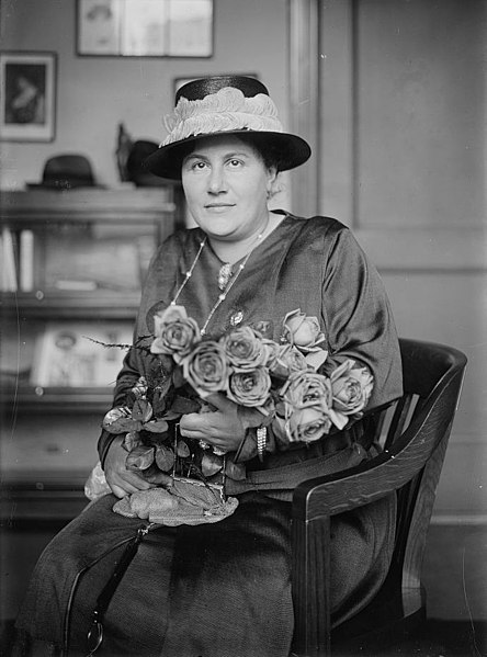 File:Emmy Destinn with roses in 1919 (cropped).jpg