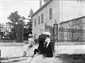 Entrée de Bélesta, Mme Fabre, Marie et (Cat.), 24 juillet 1898 (3622337014).jpg