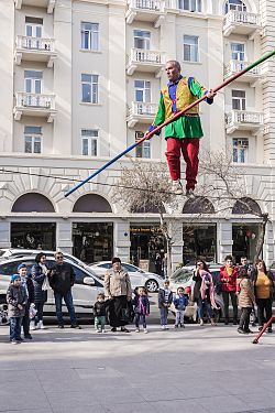 Equivibrist in the streets of Baku