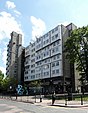 Ein Gebäude in Catford, London von 1962 im Stil des Brutalismus mit später teilweise verkleidetem „béton brut“