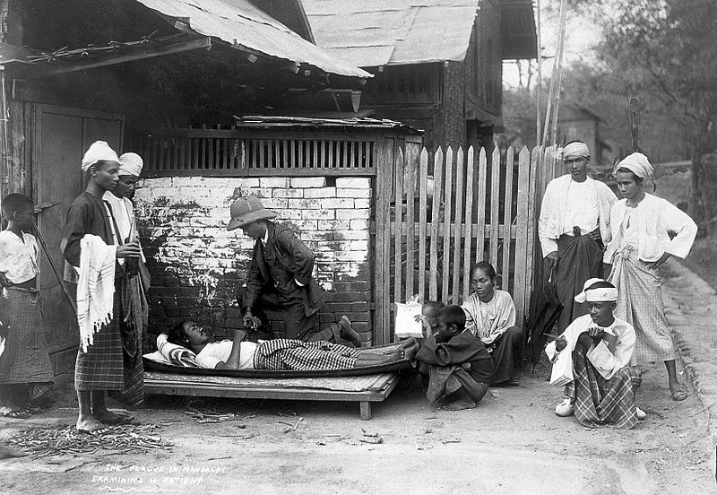 File:Examination of a plague victim at Manderlay, 1906 Wellcome L0010247.jpg