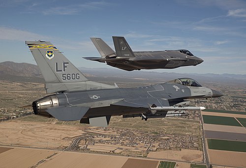 Создание истребителей. Истребитель f16 f35. Американский истребитель f-16. F 16 Falcon. F16 истребитель Air Force USA.