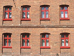 Red windowframes typical to familoks Familok okna.JPG