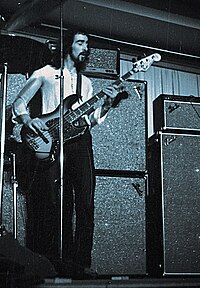 El bajista John McVie en vivo en 1970 en Hannover