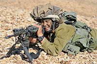 ネゲヴ軽機関銃を構えるカラカル大隊の女性兵士。