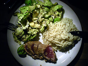 Flickr - siklonebill - Salat, tun og nudler.jpg