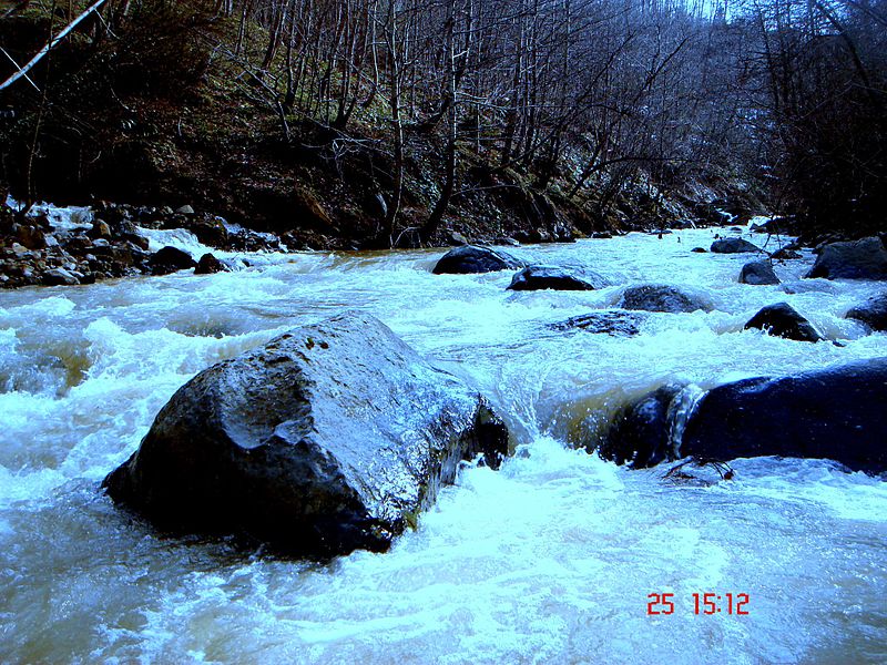 File:Fol deresi vadisi ilkbahar karların erimesi akım artışı rakım 1000 - panoramio.jpg