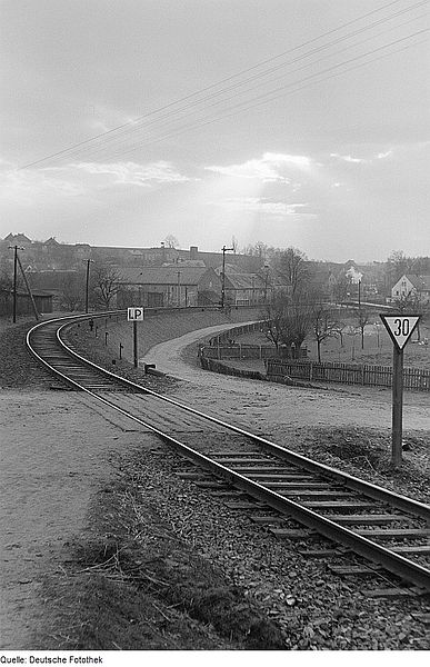 File:Fotothek df roe-neg 0006237 018 Unbeschrankter Bahnübergang mit Andreaskreuz.jpg