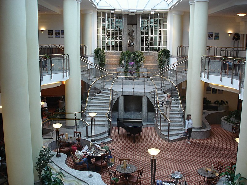 File:Foyer im Hilton Berlin.JPG
