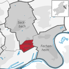 Kaart met de wijk (in rood) binnen de gemeente (in donkergrijs) en de rest van de stad (in lichtgrijs)