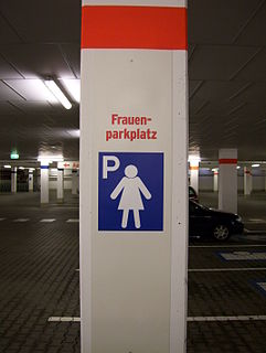 Ein Frauenparkplatz ist ein ge