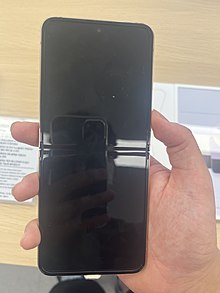 Front of the Samsung Galaxy Z Flip 4.jpg