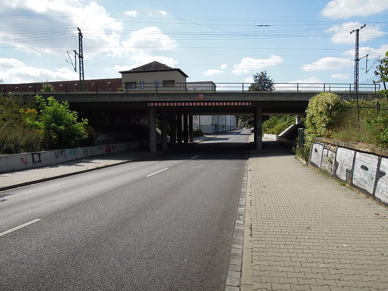 File:Güterring Leipzig EÜ Friedrichshafner Straße nach Erneuerung Nordansicht 2017.jpg