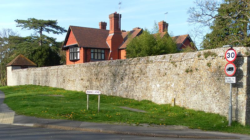 File:Garden Wall and Gazebo at Westlords, Willingdon Road, Eastbourne (NHLE Code 1385724) (April 2011).JPG