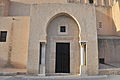 Gros plan sur l'unique entrée de la façade sud, qui permet d'accéder à la salle de l'imam et à la maqsura.