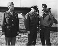 Patton xunto a "Hap" Arnold e Clark en Sicilia en 1943