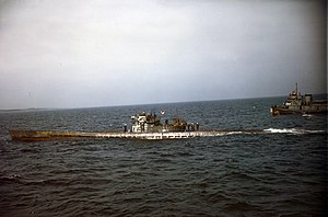 1945 yil may oyida Germaniyaning U-805 suvosti kemasi Portsmut dengiz kuchlari hovlisiga olib borilmoqda.jpg